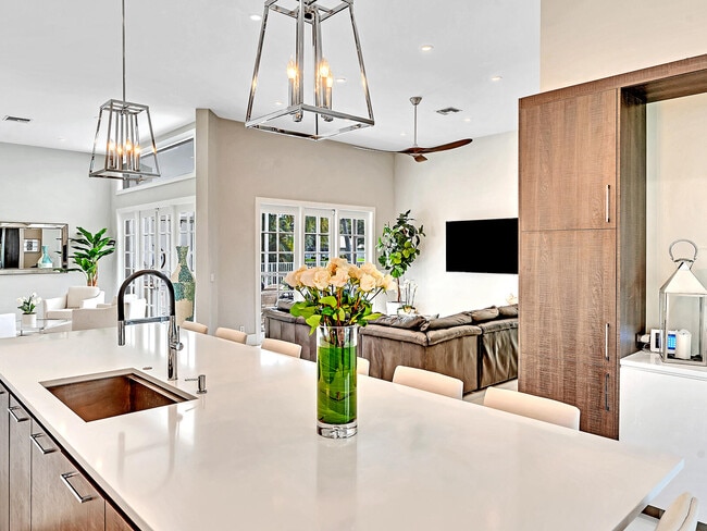 Building Photo - 2788 Hampton Cir W