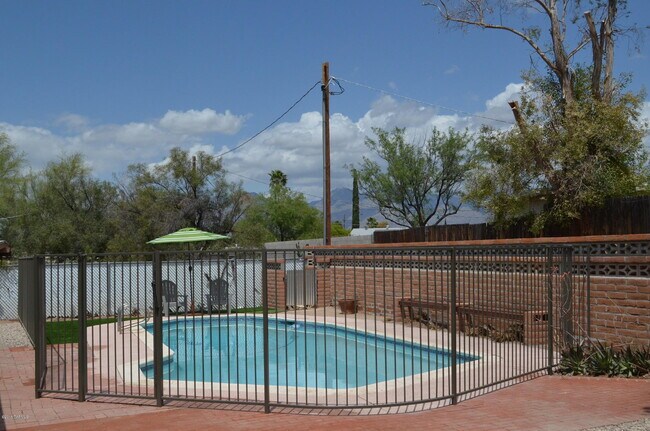 Building Photo - 614 N Medford Dr
