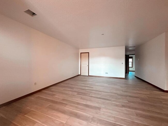 Building Photo - 2115 E 32nd Ct