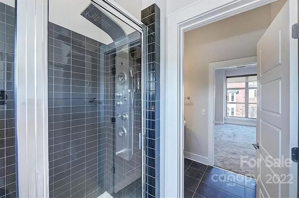 Building Photo - 911 E 8th St