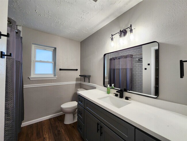 Building Photo - 2118 Creston Dr