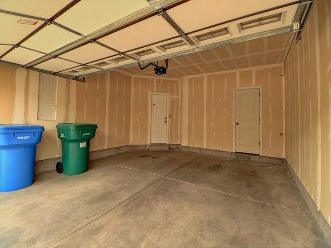 Building Photo - End unit town home