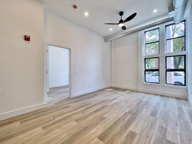 Building Photo - 375 Monmouth St