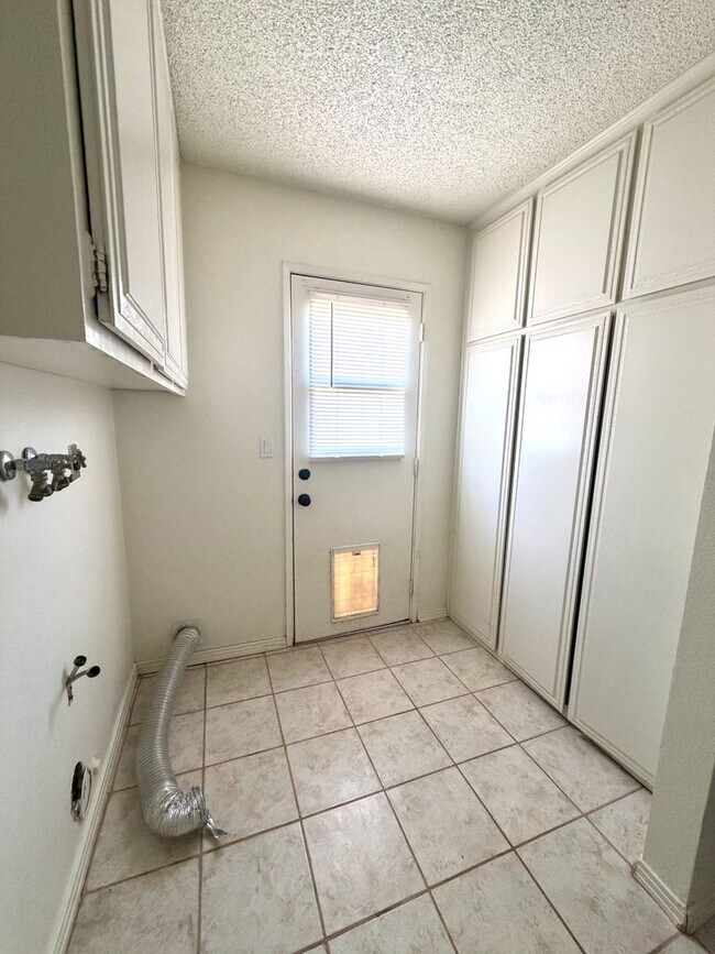 Building Photo - 4 Bedroom, 3 Bathroom with Office Near National Park