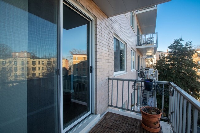 Building Photo - Lovely Studio Unit with 1 BA Condo in Wood...