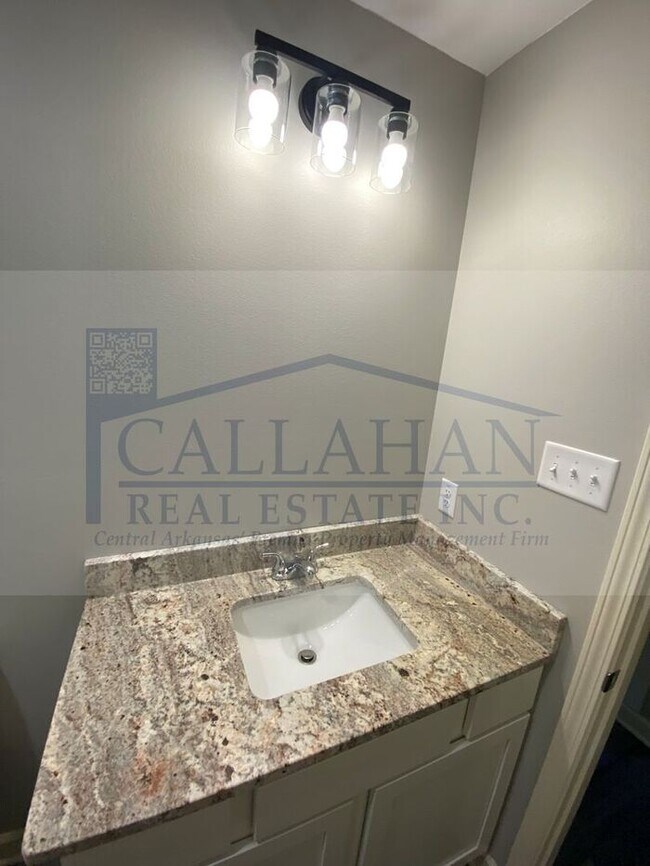 Building Photo - Updated NLR 2 Bedroom Unit