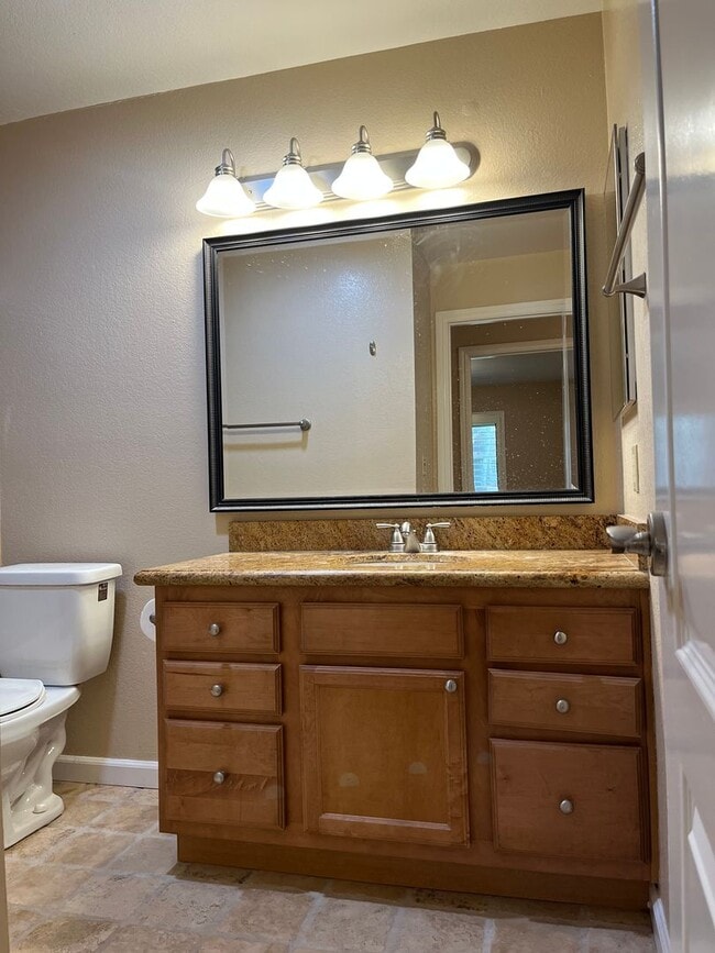 Building Photo - 2 Bedroom Condo in Quiet, Gated Community