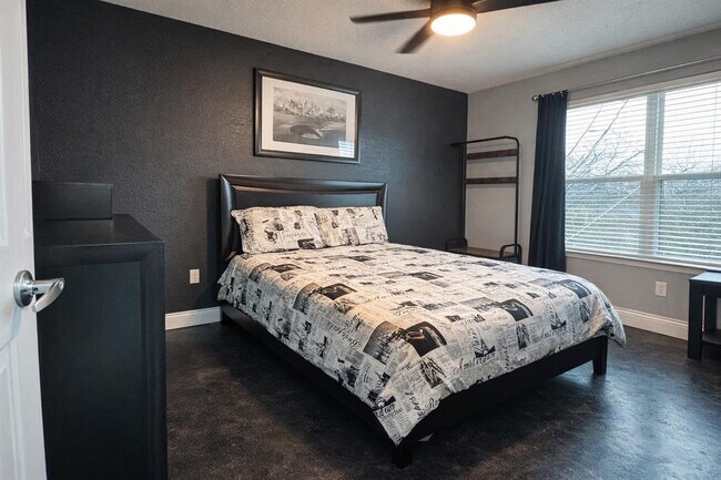 Building Photo - 2450 Ashdale Dr