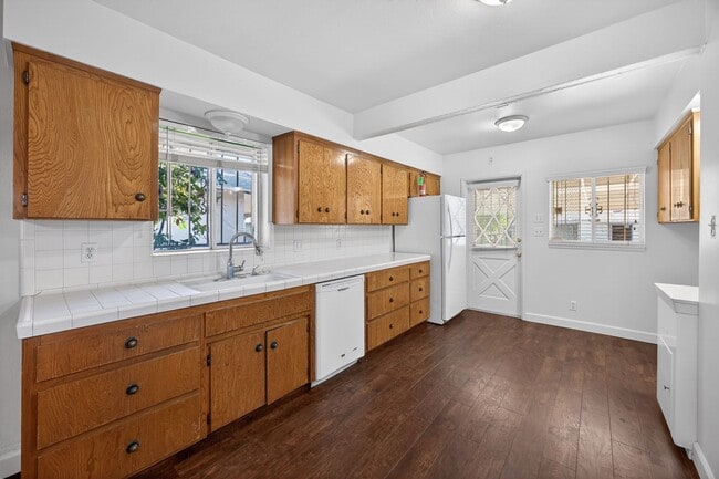 Building Photo - Sunlit Comfort on Kerckhoff – Your Next Happy Home!