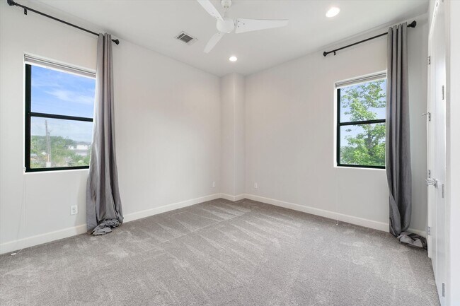 Building Photo - Stunning Freestanding Home with Soaring Ce...