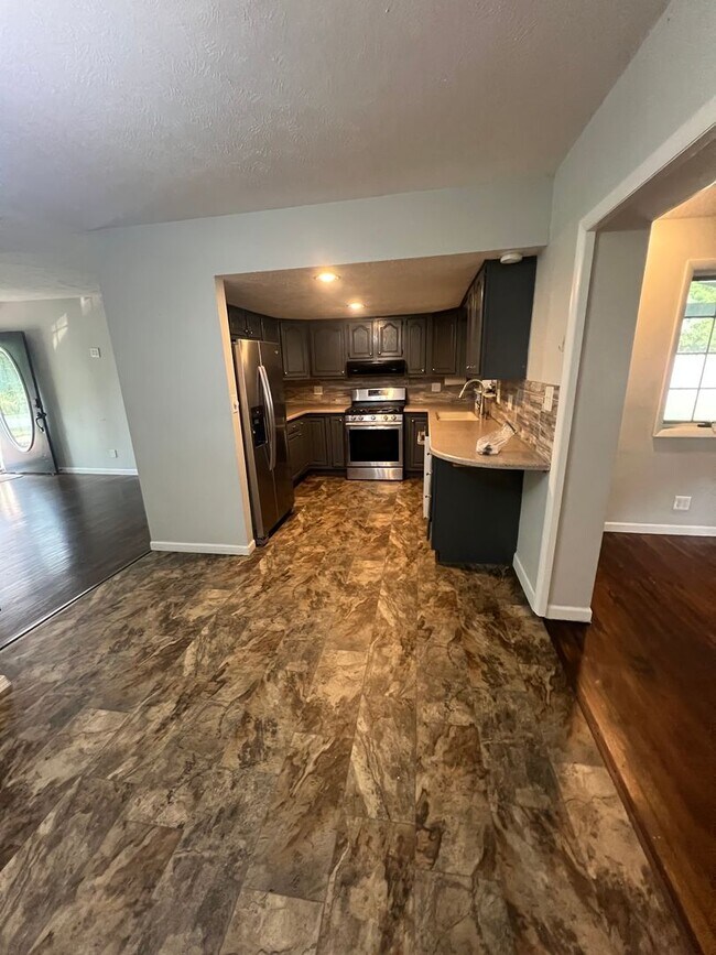 Building Photo - Move in Ready! $1,000 security deposit Pay...