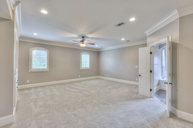 Building Photo - Stunning Executive Townhome in the Heart o...