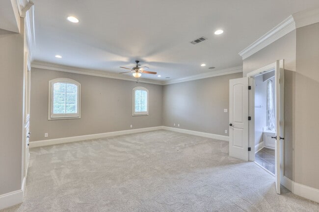 Building Photo - Stunning Executive Townhome in the Heart of Green Hills