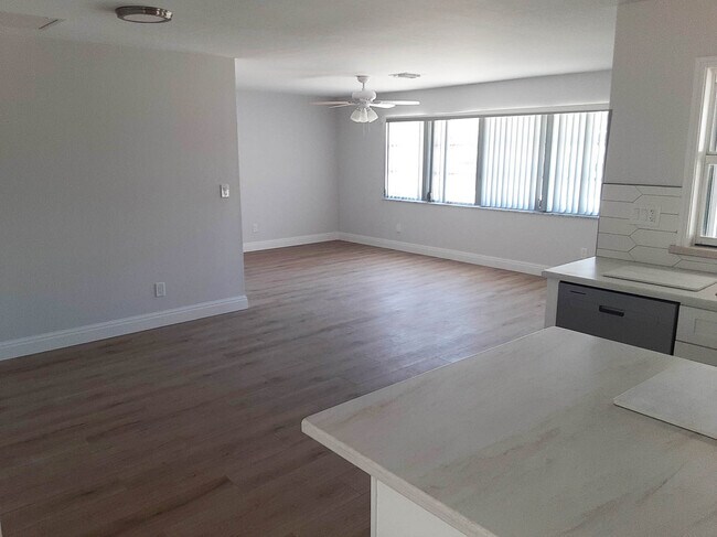 Building Photo - 1666 Sabal Palm Dr