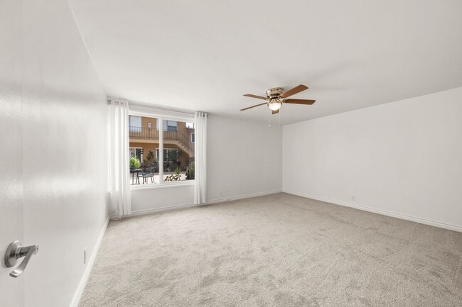 Building Photo - 2 Bed 1 Bath Updated Gated Condo Near Beac...