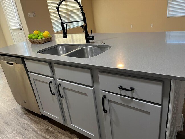 Building Photo - 104 Granville Ct