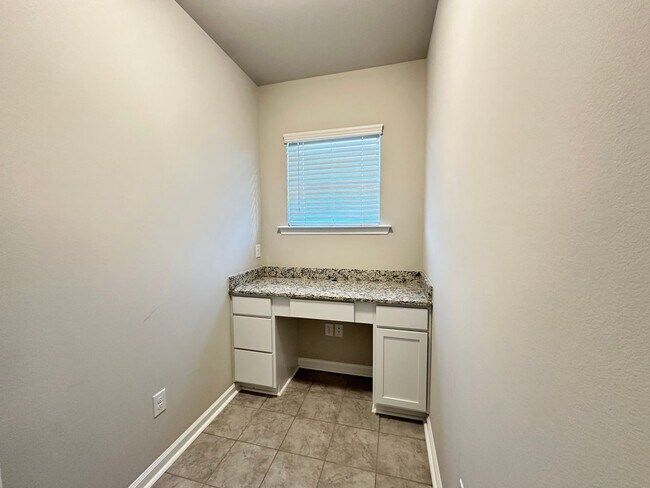 Building Photo - Close to Barksdale Air Force Base...