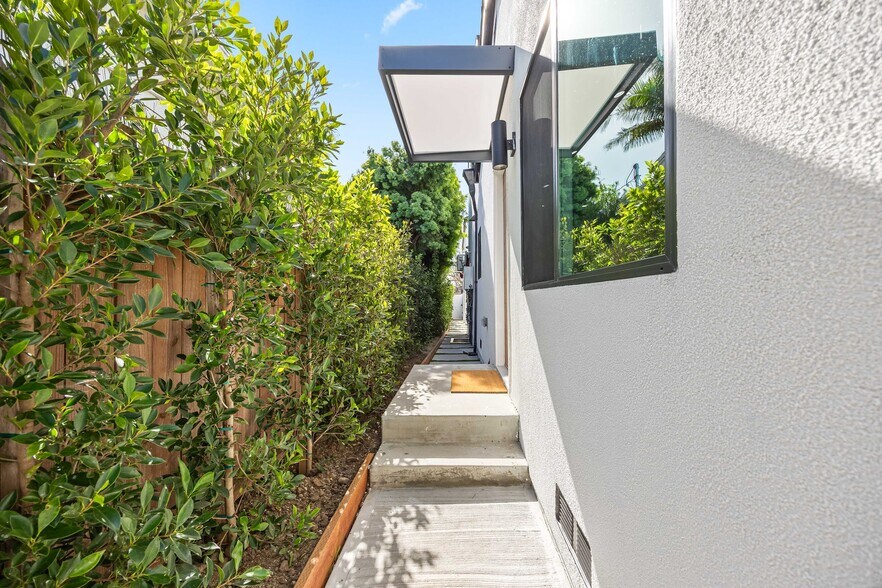 Building Photo - 212 W 64th St