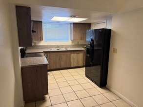 Building Photo - 3 Bedroom 1.5 Bathroom Townhouse