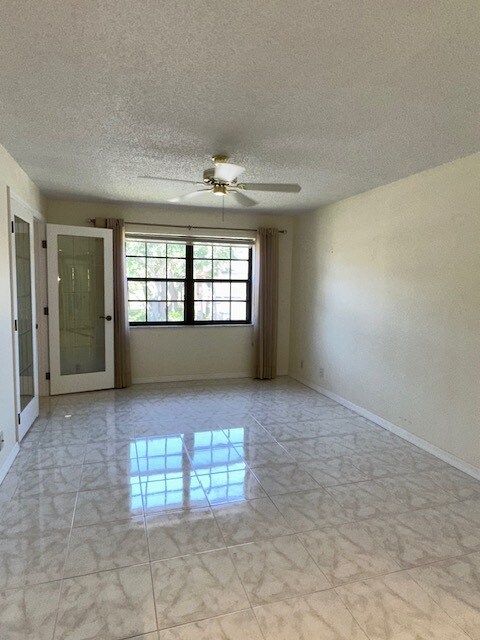 Building Photo - Oaks IV - NN202