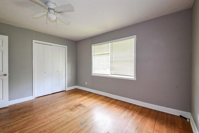 Building Photo - 1623 Camille St