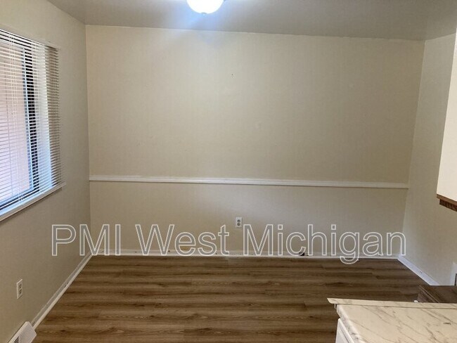 Building Photo - 6059 In the Pines Dr SE