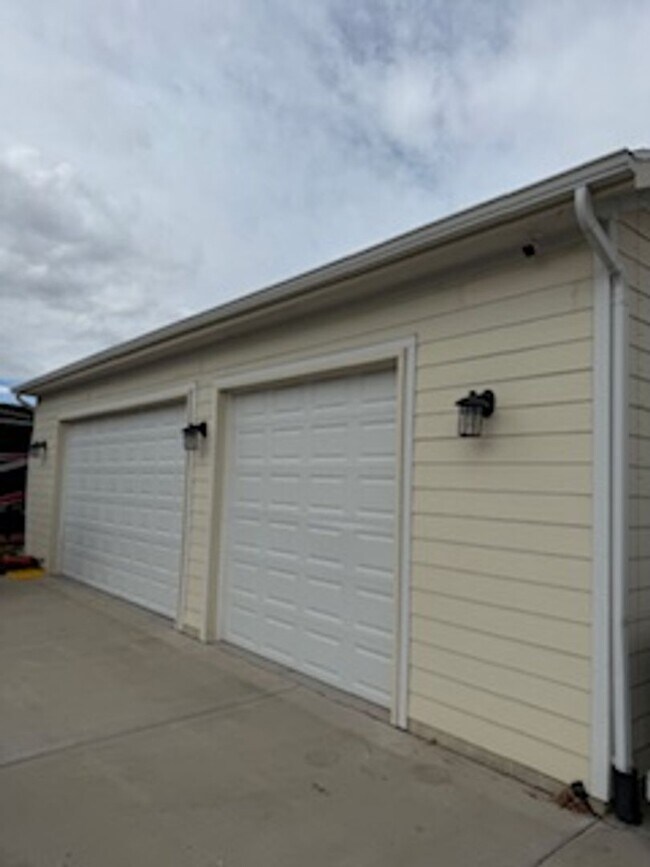 Building Photo - Gorgeous 6-bedroom, 4-bathroom in Charming Salem