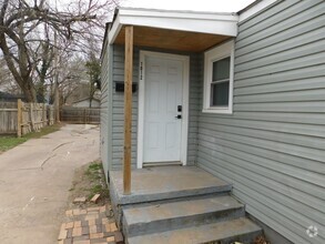 Building Photo - 1 Bed 1 Bath Duplex w/ Washer Dryer hookup