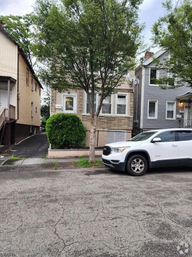 Building Photo - 583 Beach St