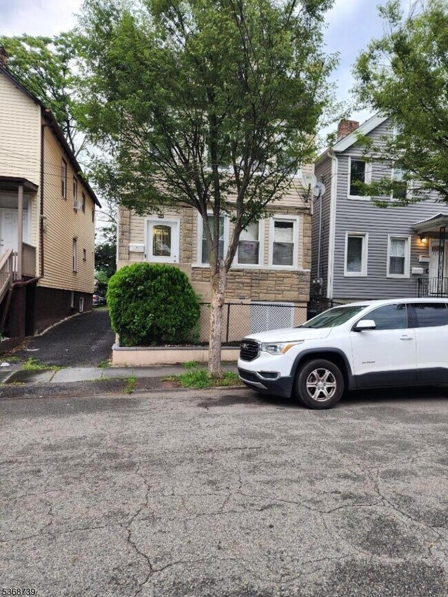 Primary Photo - 583 Beach St