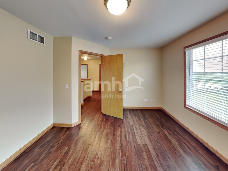 Building Photo - 1305 Bassett Dr