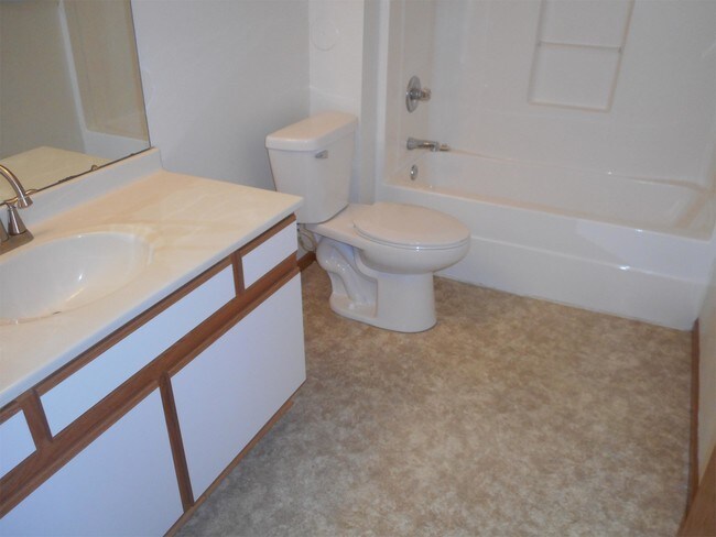 Building Photo - 6601 Creekside Dr NE