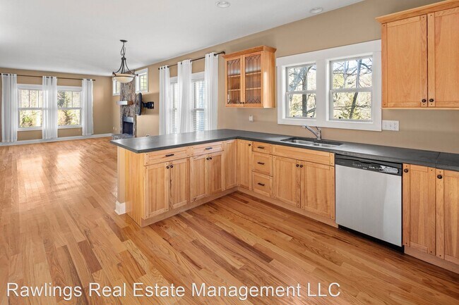Building Photo - 3 br, 2.5 bath House - 34 Pinecroft Road