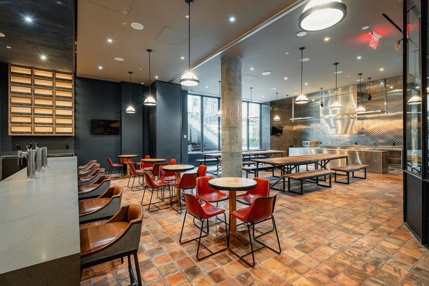 Building Photo - 123 Melrose St