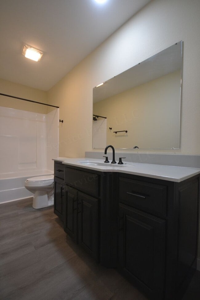 Building Photo - Vine St Duplexes