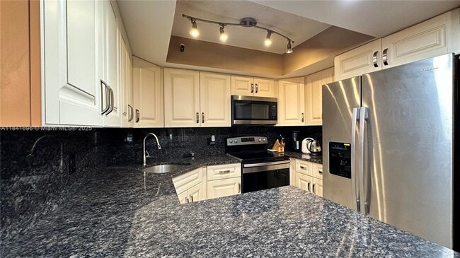 Building Photo - 4260 Village Dr
