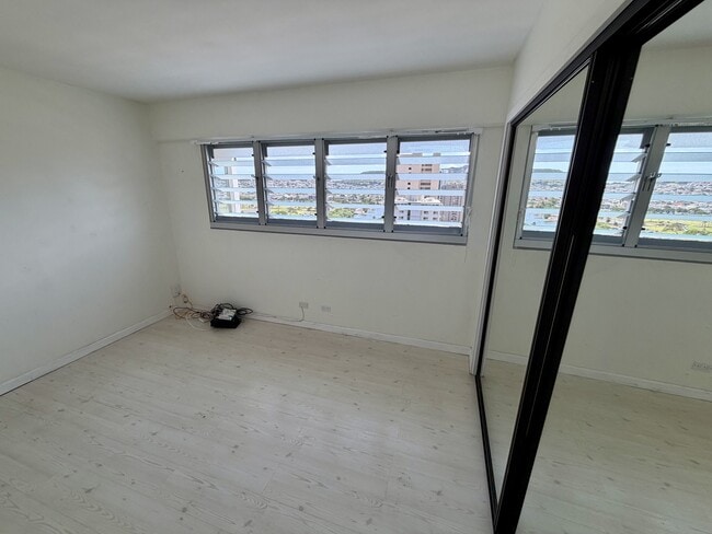 Building Photo - 2421 Ala Wai Blvd