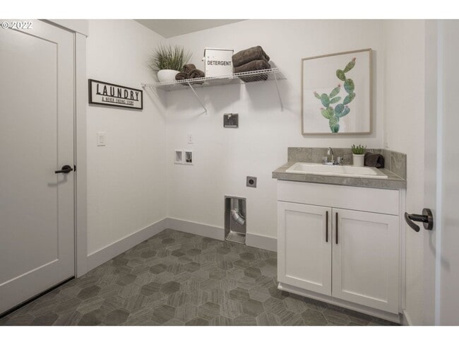 Building Photo - Charming Newer Model Home!