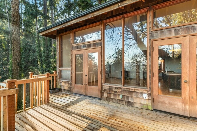 Building Photo - 2Bd/1.75Ba Mercer Island House