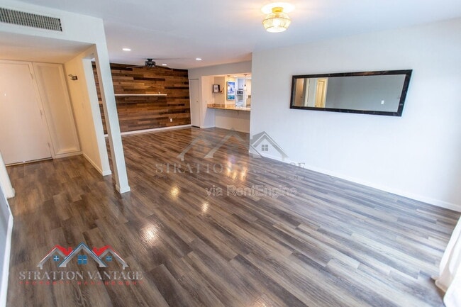 Building Photo - 2224 W Emelita Ave