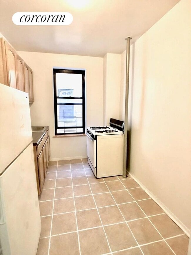 Building Photo - 560 Isham St