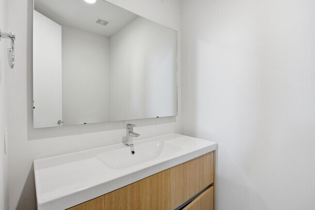 Building Photo - 5519 Paraiso Pl