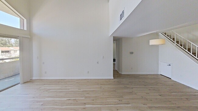 Building Photo - Woodland Hills 2/Bedroom and Loft Condo!