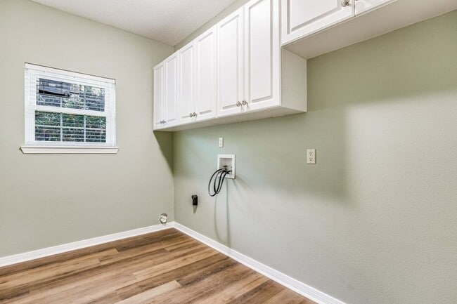 Building Photo - Great Home in the Tiger Point community of Champions Green!