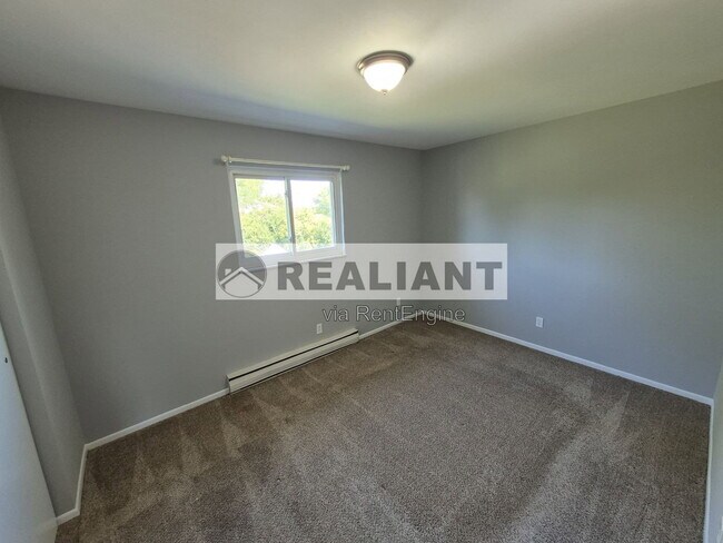 Building Photo - 5085 Wooddale Dr