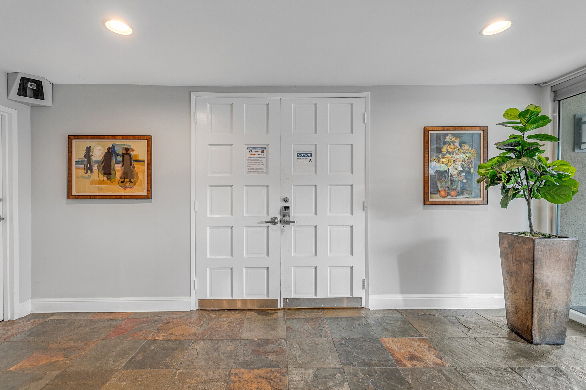 Building Photo - 8535 N West Knoll Dr