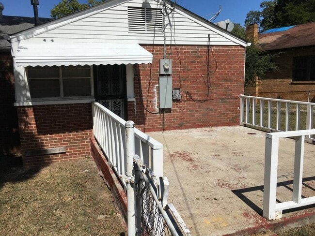 Building Photo - Newly renovated home