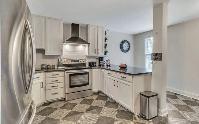 Building Photo - 515 E Huntingdon St