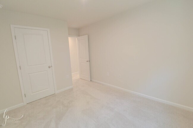 Building Photo - Modern 3-Bedroom Townhome