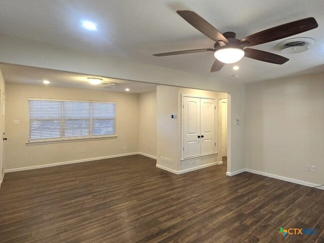 Building Photo - 406 Oak St